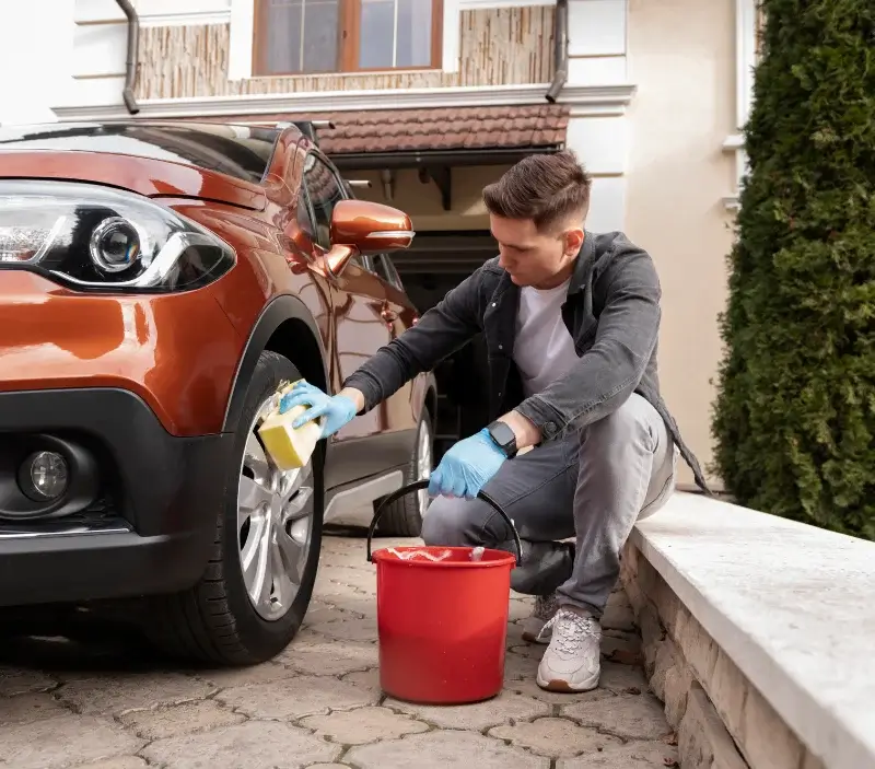 Lavage auto à domicile Vaunaveys-la-Rochette : professionnel intervenant sur un véhicule